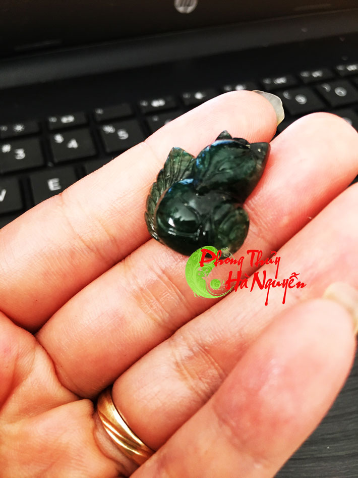 mặt dây chuyền hồ ly đá mã não xanh